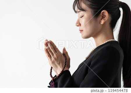 喪服の若い女性 合掌 喪服の若い女性 合掌 119454478