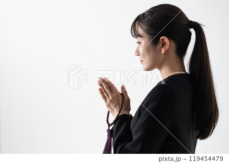 喪服の若い女性　合掌 119454479