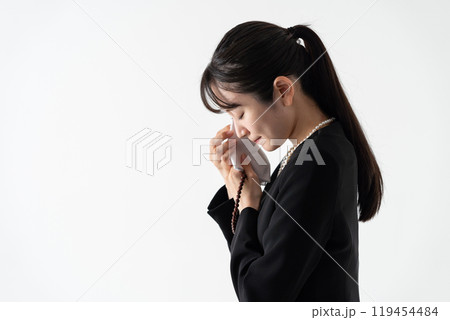 喪服の若い女性 泣く 喪服の若い女性 泣く 119454484
