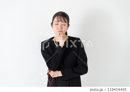 喪服の女性　悩む 119454495