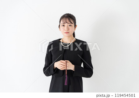 喪服の若い女性 119454501