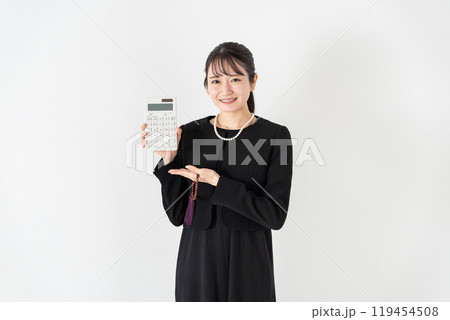 喪服の女性　計算機 119454508