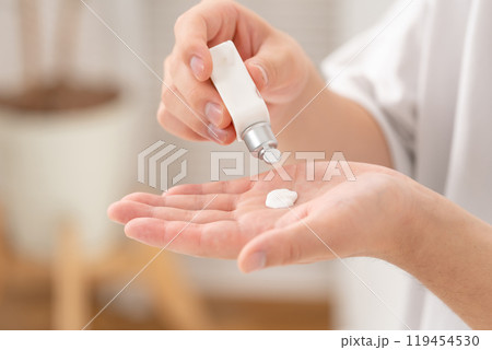 クリーム　乳液　手元　 119454530