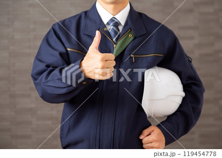 親指を立てる作業着姿のミドル男性ビジネスマン 親指を立てる作業着姿のミドル男性ビジネスマン 119454778