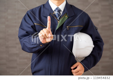 人差し指を立てる作業着姿のミドル男性ビジネスマン 119454832