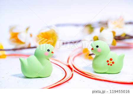新年を祝う、かわいい蛇と正月飾り 新年を祝う、かわいい蛇と正月飾り 119455016