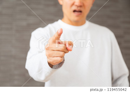 パワハラやDVをするミドル男性 119455042