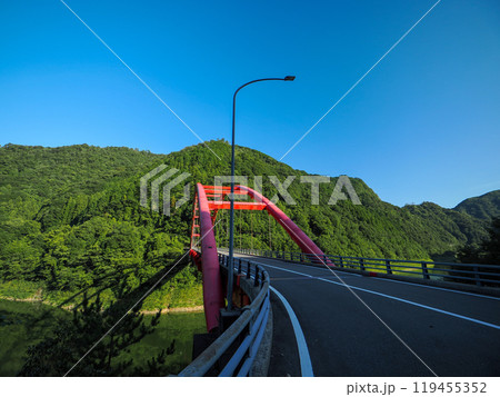 阿武川にかかる赤い橋 119455352