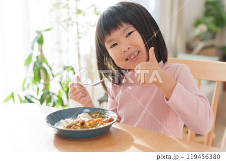 カレーライスを食べる子供 119456380