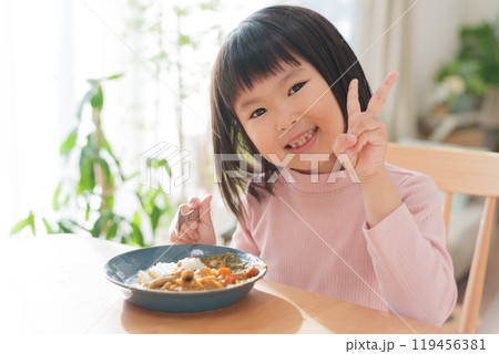 カレーライスを食べる子供 119456381