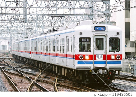 上野へ向けて京成本線をゆく京成電鉄3300形 119456503