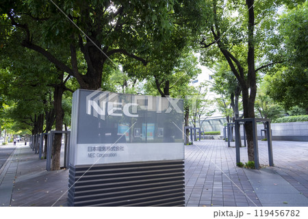 エヌイーシー　日本電気株式会社　本社前の社名サイン看板（東京都港区芝丁目） 119456782