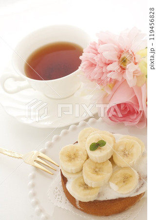 紅茶とカットしたバナナをトッピングしたタルト 紅茶とカットしたバナナをトッピングしたタルト 119456828