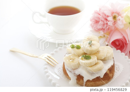 紅茶とカットしたバナナをトッピングしたタルト 119456829