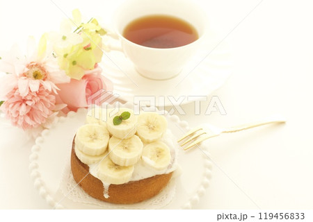 紅茶とカットしたバナナをトッピングしたタルト 紅茶とカットしたバナナをトッピングしたタルト 119456833