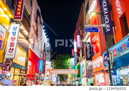 ソウル　夜の明洞 119456858