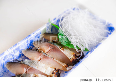 総菜の脂がのった炙りしめ鯖 119456891