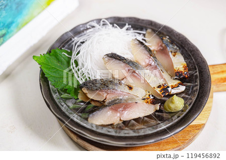 脂がのった炙り〆鯖 119456892