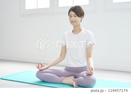 ヨガの瞑想をするミドルエイジの女性 ヨガの瞑想をするミドルエイジの女性 119457174