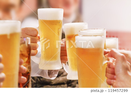 よく冷えたビールやサワー乾杯する人たち よく冷えたビールやサワー乾杯する人たち 119457299