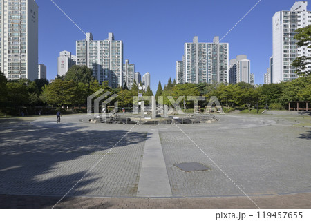 韓国の新都市：一山（イルサン・Ilsan）の街並み 119457655