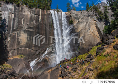 ヨセミテ国立公園　バーナル滝 119457690