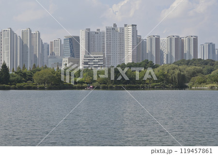 韓国の新都市：一山（イルサン・Ilsan）の街並み 119457861