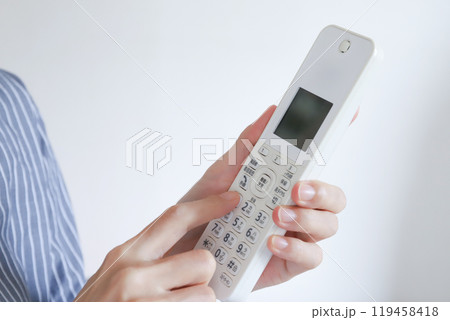 電話をかける手元 電話をかける手元 119458418