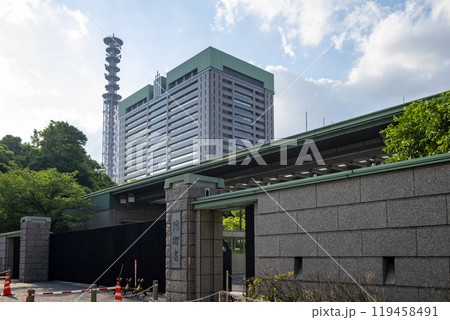 防衛省の正門と看板　休日閉門中 （東京都新宿区市谷本村町） 119458491