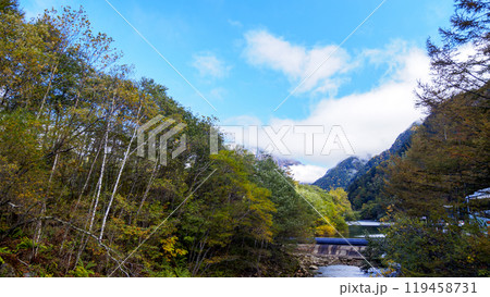 紅葉した上高地 119458731