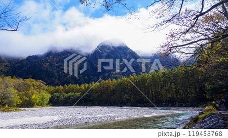 紅葉した上高地 119458768