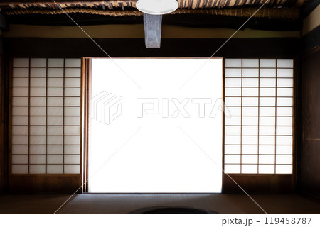 日本の伝統的な住宅のふすま窓 119458787