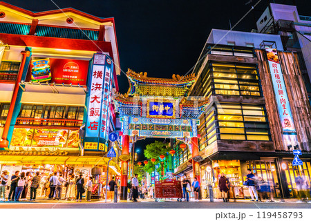 日本の横浜都市景観 10月。ソフトクリームはカップルらに人気。横浜中華街・善隣門などを望む=19日 日本の横浜都市景観 10月。ソフトクリームはカップルらに人気。横浜中華街・善隣門などを望む=19日 119458793