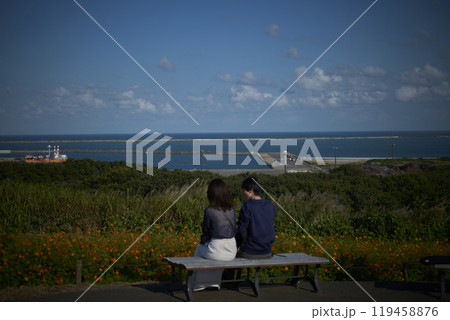 ベンチに寄せ合う二人 119458876