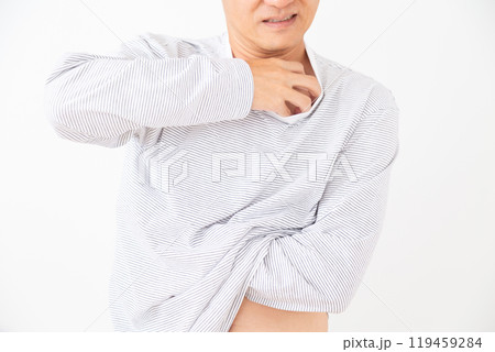 乾燥肌に苦しむミドル男性 119459284