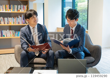 打合せをする2人の男性ビジネスマン 119459290