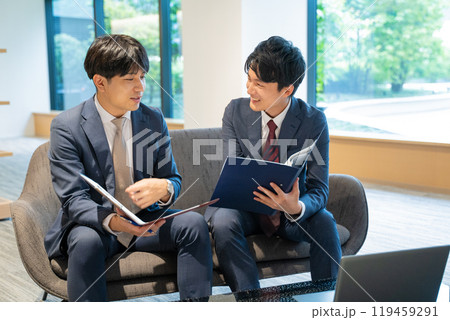 打合せをする2人の男性ビジネスマン 119459291