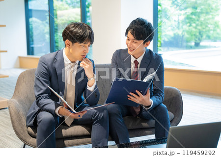 打合せをする2人の男性ビジネスマン 119459292
