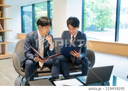 打合せをする2人の男性ビジネスマン 119459295
