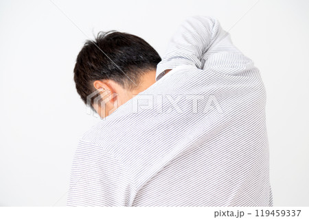 乾燥肌に苦しむミドル男性 119459337