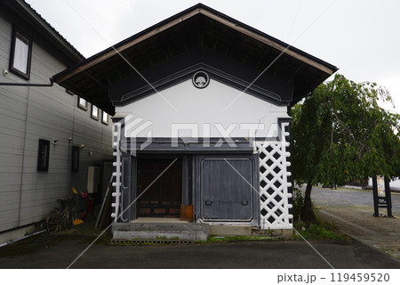 蔵町の重厚な白壁の蔵 119459520