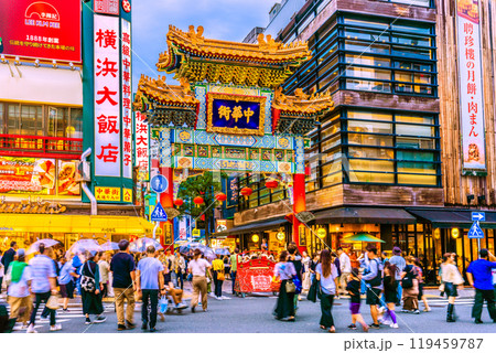 日本の横浜都市景観 脱コロナ…ソフトクリーム…。賑わう横浜中華街・善隣門などを望む＝10月19日 119459787