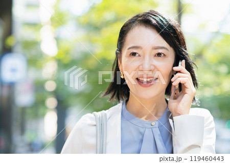 スマホで通話するビジネスウーマン スマホで通話するビジネスウーマン 119460443