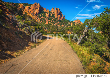 Narrow road and red rocks in the Esterel massif, France 119460530