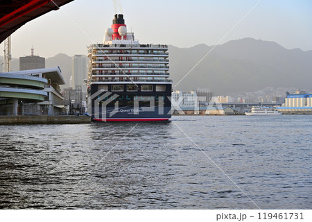 神戸港にて停泊・出航する　3代目「クイーンエリザベス号」 119461731