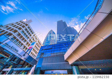 日本の東京都市景観 10月。新宿駅前。新宿エルタワーや東京モード学園コクーンタワーなどを望む＝7日 119462150