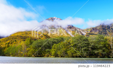 紅葉した上高地 119464223