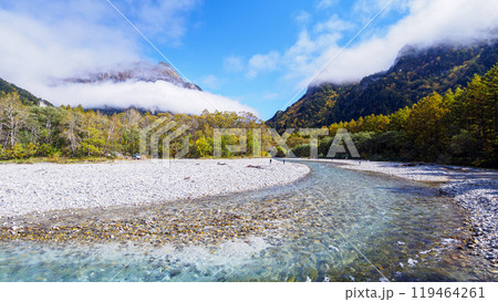 紅葉した上高地 119464261
