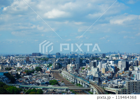 北とぴあより行き来する新幹線と埼玉方面の街並みを望む 119464368