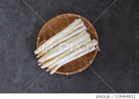 グレー背景背景の笊にのせたホワイトアスパラガス 119464611